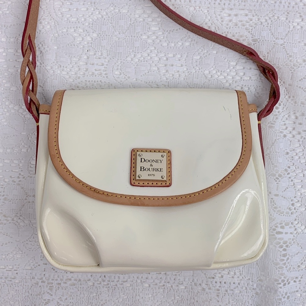 Dooney & Bourke Creme Patent Leather Flap Pleated Crossbody bag Red Lined - Picture 2 of 16